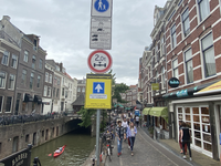 904947 Gezicht op de Vismarkt te Utrecht, met een tijdelijk eenrichtingsbord voor voetgangers op zaterdagen en zondagen ...